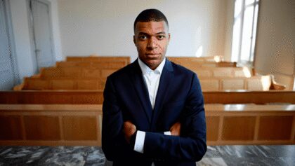 Il Paris Saint-Germain dovrà dare quasi 61 milioni di euro al suo ex calciatore Kylian Mbappé per via di stipendi e bonus non pagati