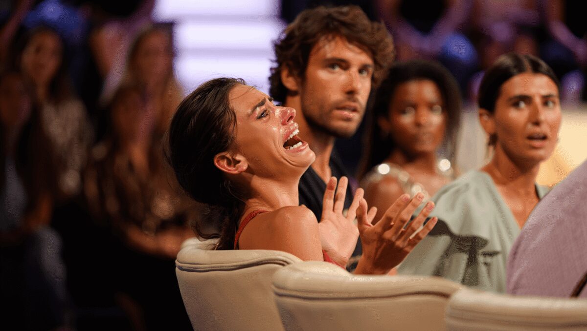 Uomini e Donne, l'opinione della puntata: Marina show, la dama piange e strepita e lo studio l'appoggia