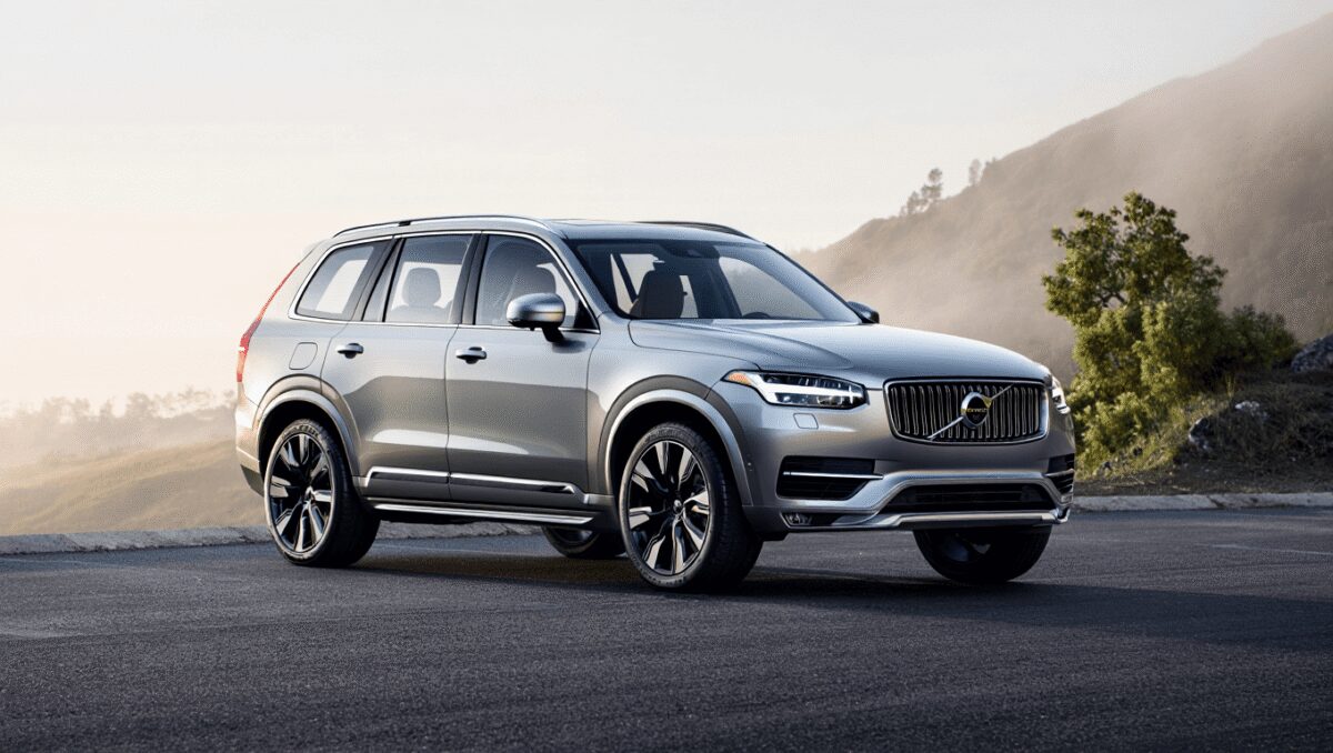 Rapporto 2025
Volvo: il futuro è elettrico, il presente plug-in