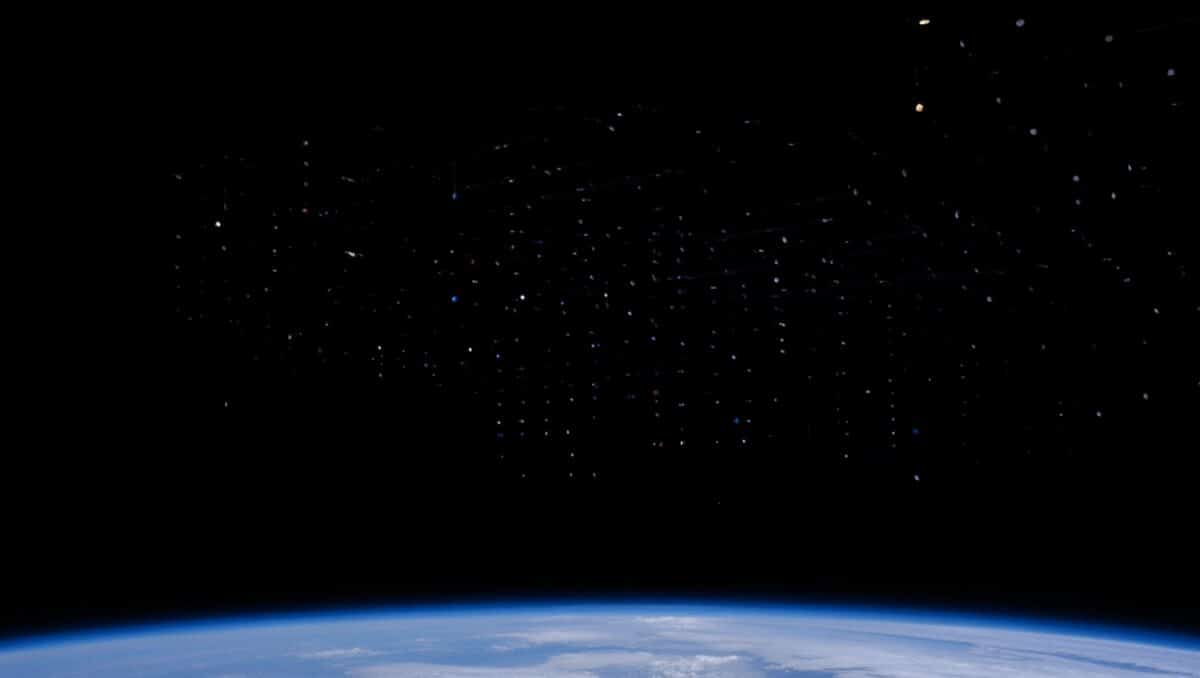 SpaceX abbasserà l’orbita di 4400 satelliti Starlink
