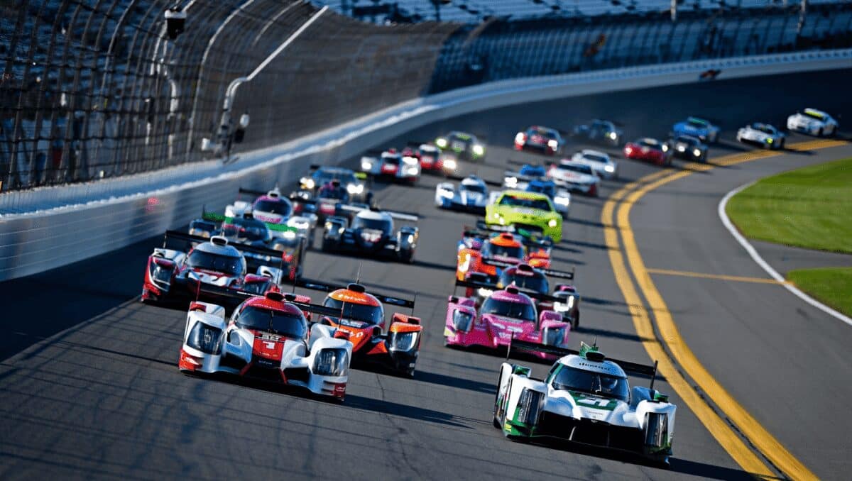 
    	Endurance
        24 Ore di Daytona 2026: 60 auto, 4 classi, un giorno di caos controllato
    