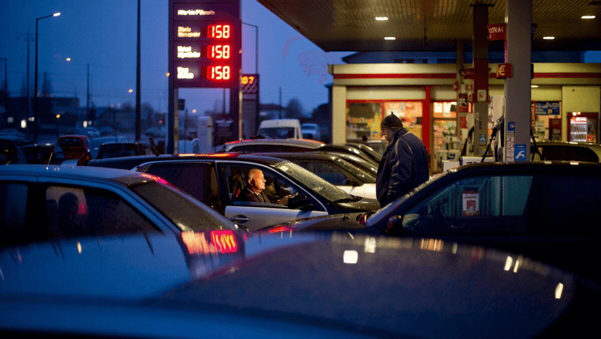 Unione Europea
Cos’è l’ETS2 e quanto ci costerà: rincari fino a 280 euro per i carburanti