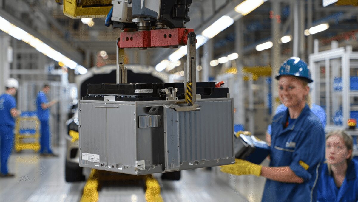Unione Europea
Auto Made in EU, il nodo batterie: i requisiti per avere incentivi e supercrediti