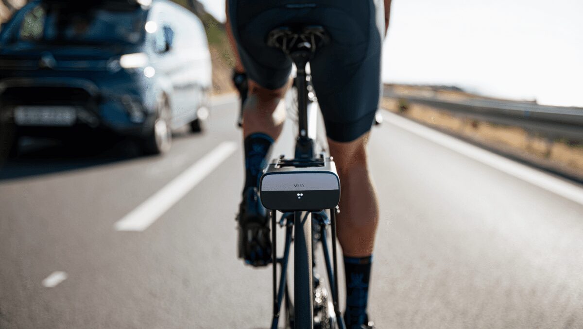 Varia RearVue 820 è il nuovo radar di Garmin per la bici che ti avvisa della pericolosità dei veicoli intorno a te
