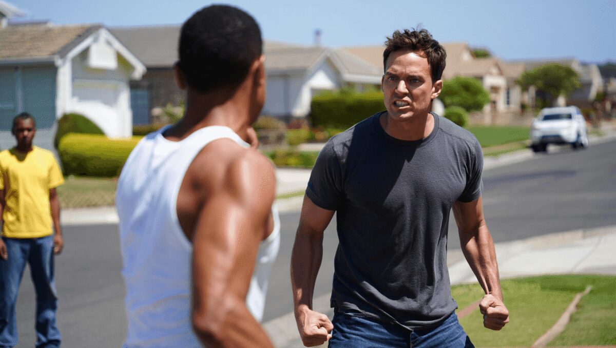 Alan Ritchson e le botte al vicino diventano un trailer AI, creativo e credibile (e con un cameo di John Cena)