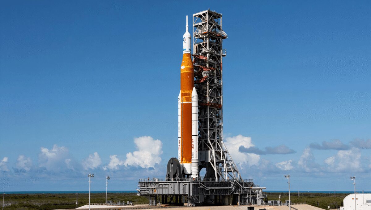 SLS è arrivato alla rampa di lancio, mentre il programma Artemis sta per cambiare ancora