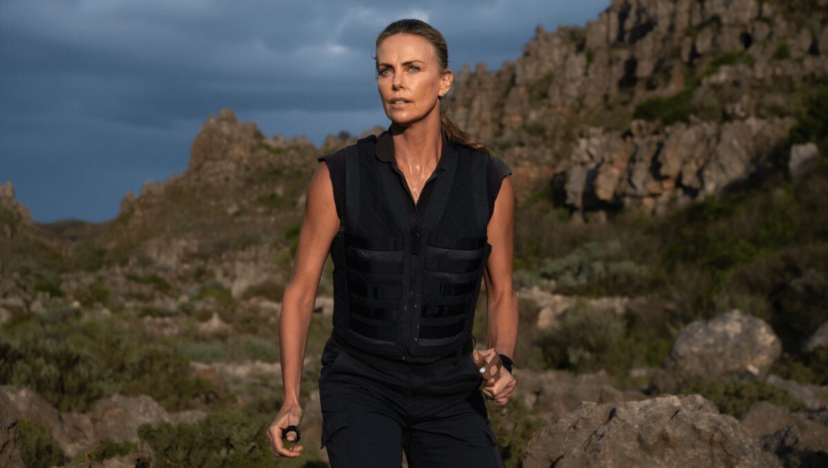 Apex: Charlize Theron lotta per la sopravvivenza nel trailer italiano ufficiale del film Netflix