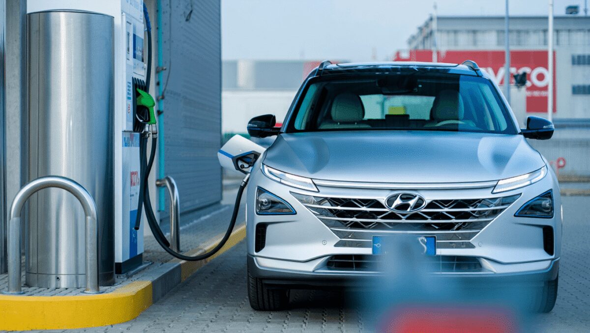 Idrogeno, un pieno in 5 minuti: il test della Hyundai Nexo alla stazione di Rho