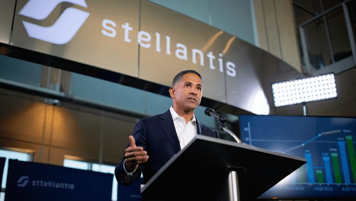 
		
        Stellantis lancia FaSTLAne 2030: 60 miliardi, nuova strategia su marchi e alleanze - VIDEO
    