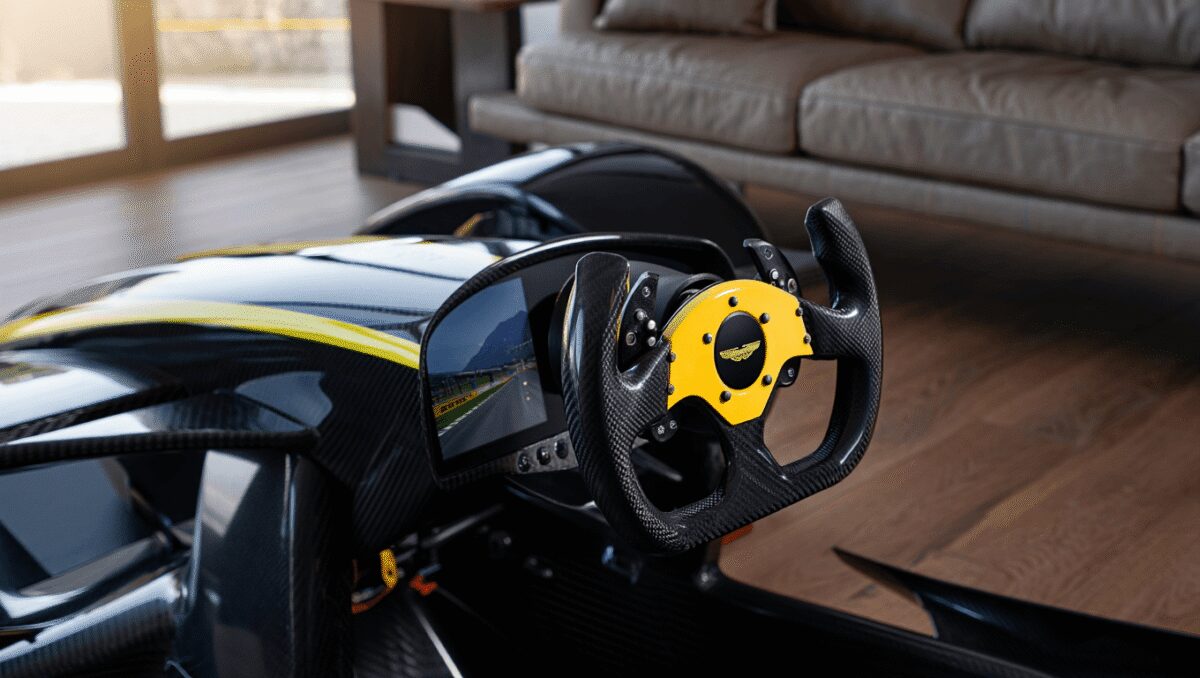 Aston Martin AMR-C01-R, il simulatore da 70.000 euro con il volante della Valkyrie