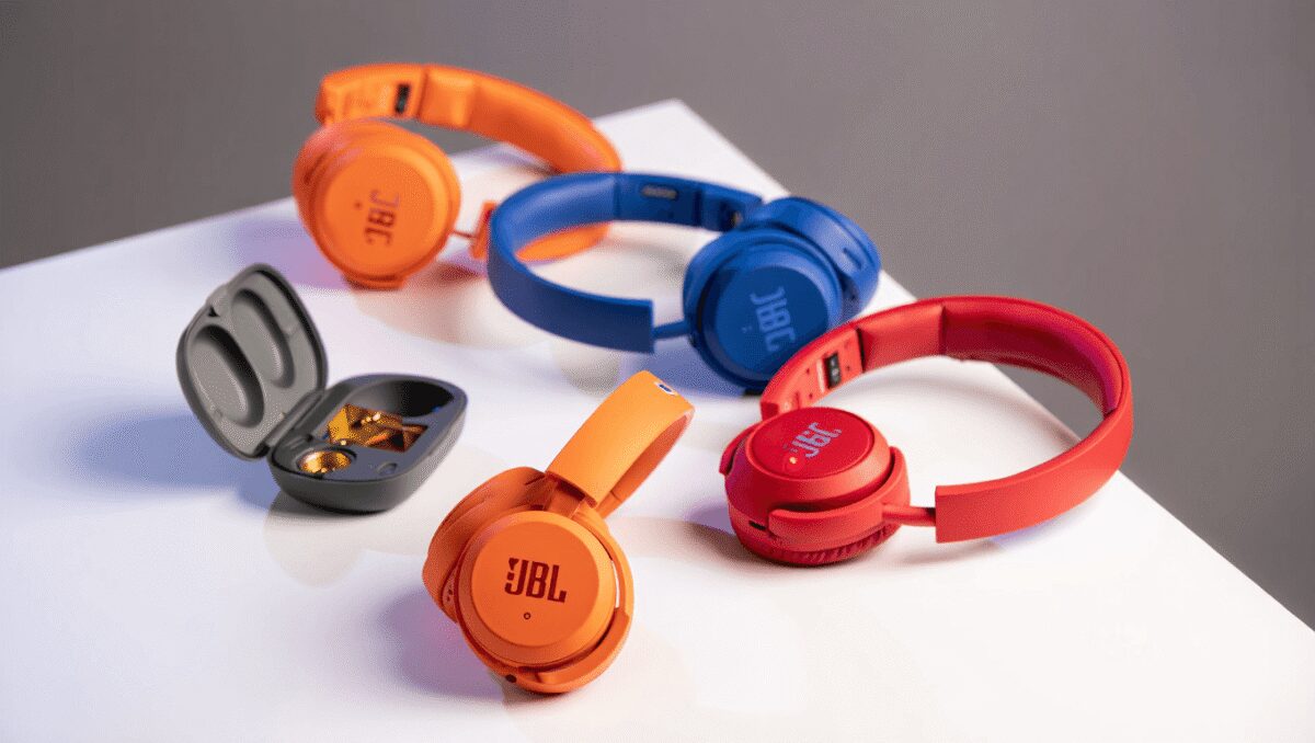 JBL rinnova l'intera gamma di cuffie Live con più colori, audio Hi-Res e una nuova smart charging case