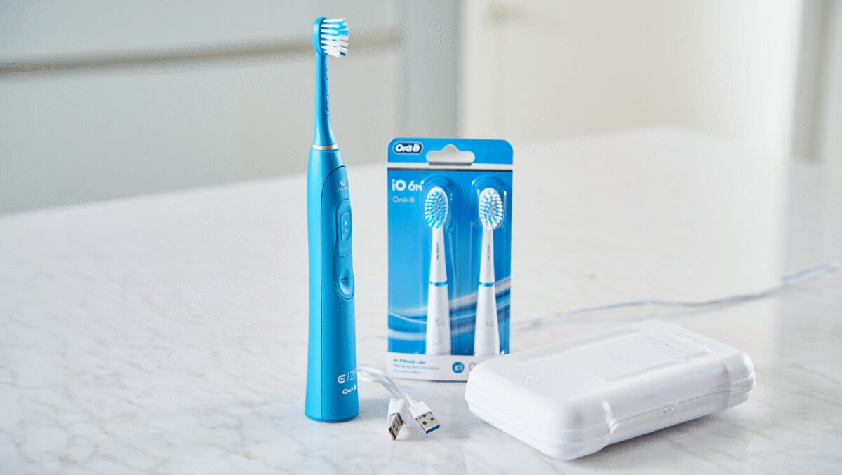 Un intero kit con spazzolino elettrico Oral-B iO 6N al prezzo più basso su Amazon