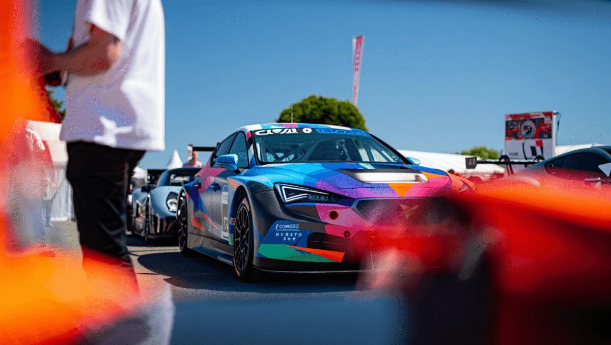 La Cupra Leon e-Hybrid Racer stupisce a Goodwood con un powertrain inedito da 500 CV e cambio sequenziale