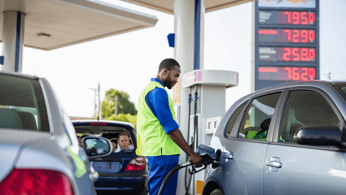 Finito lo sconto, solo rincari per i carburanti: prezzi in rialzo da 7 giorni di fila