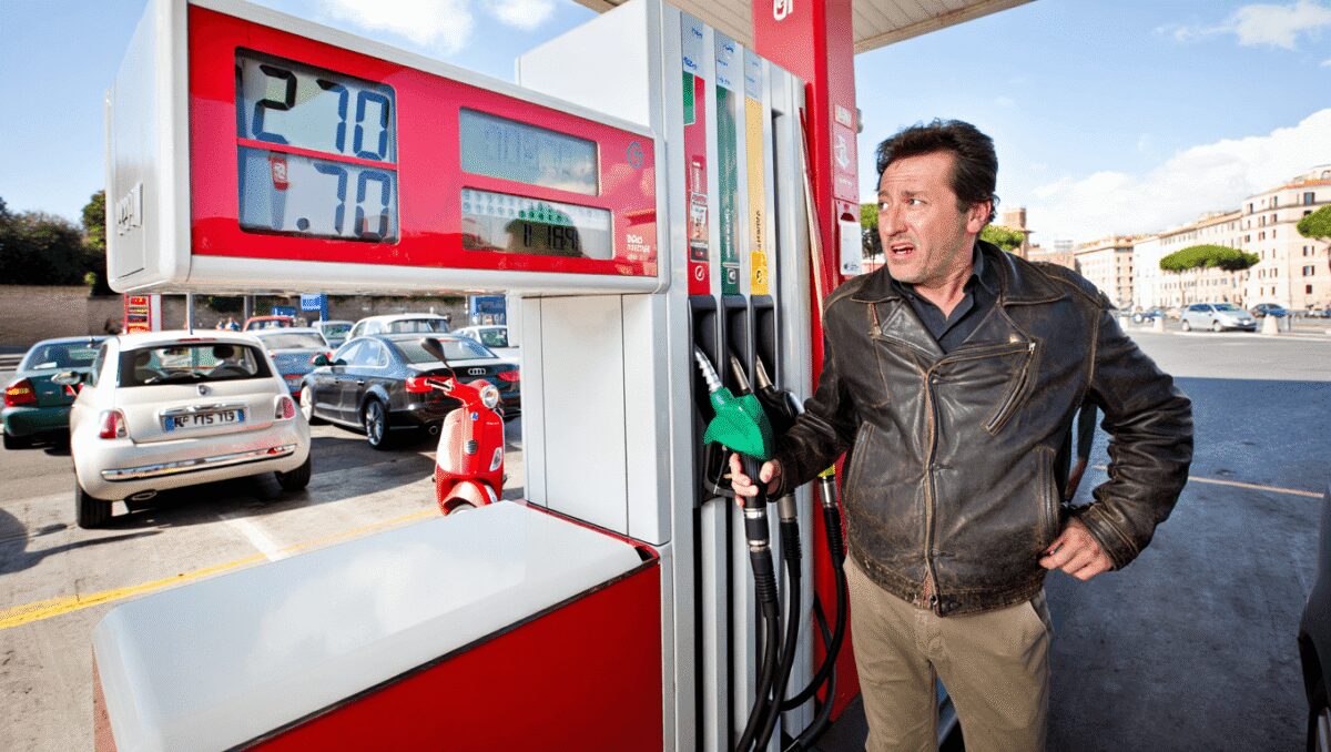 C'è chi vende il diesel a 2,7 euro, i prezzi saliranno ma Roma non dà segnali sulle accise