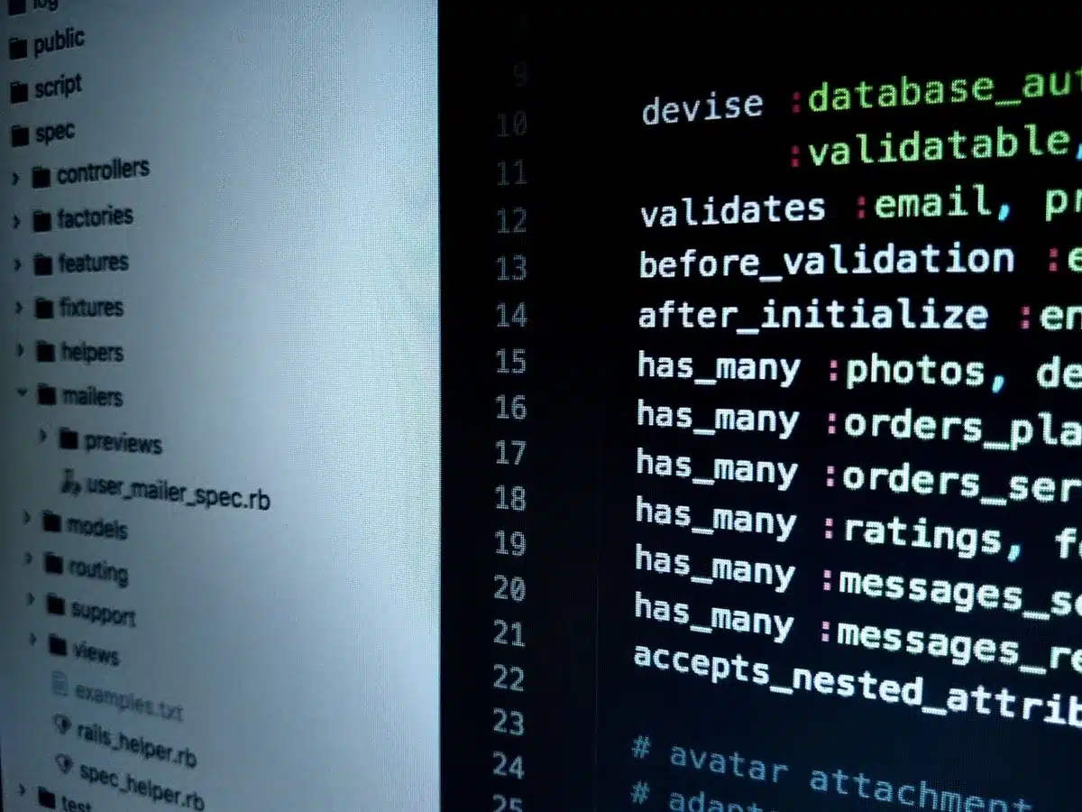 Schermate di codice e finestre di migrazione backend con messaggi di errore e conflitti tra processi