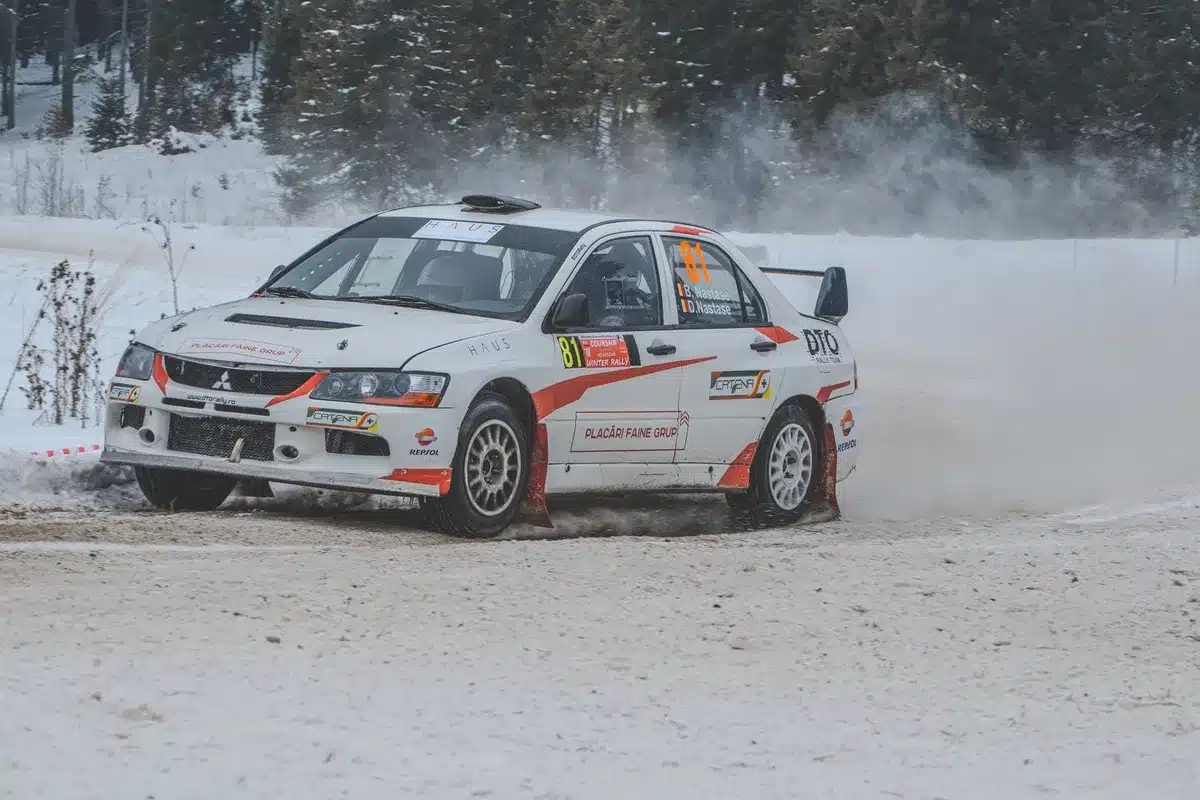 Auto da rally in azione su strade innevate di montagna