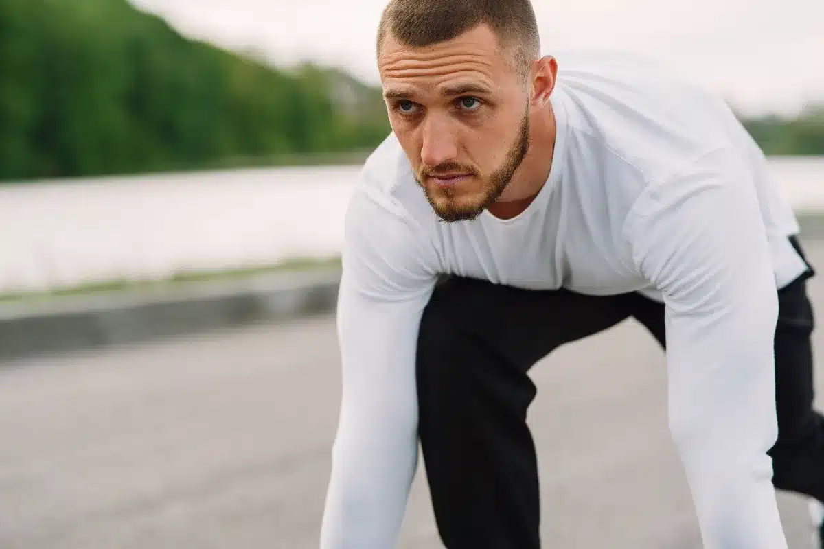 Atleta che corre all'aperto con smartwatch per tracciamento attività