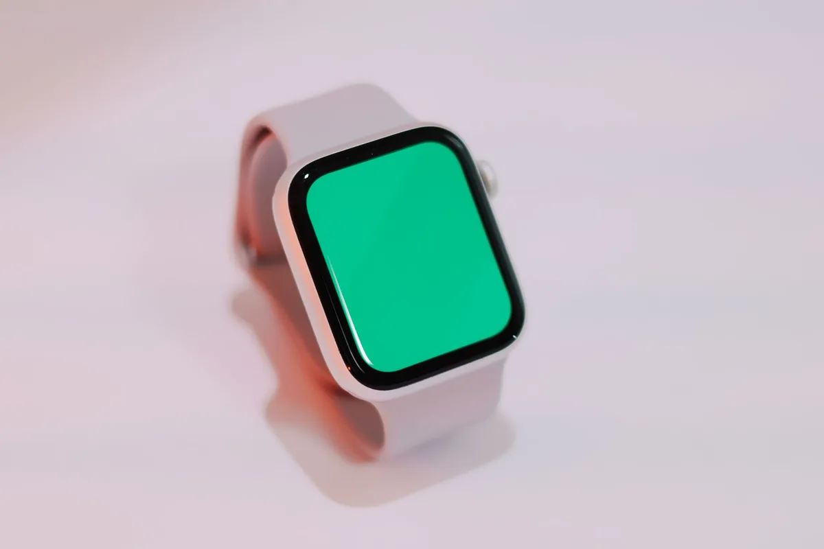 Display AMOLED di uno smartwatch che mostra chiarezza sotto la luce solare