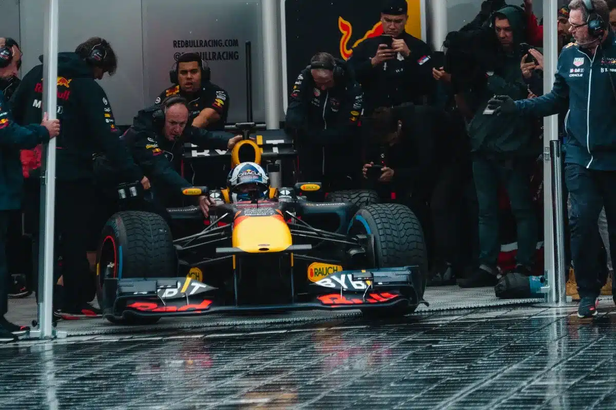 Atmosfera tesa nel paddock di Formula 1 con cronisti e addetti ai lavori