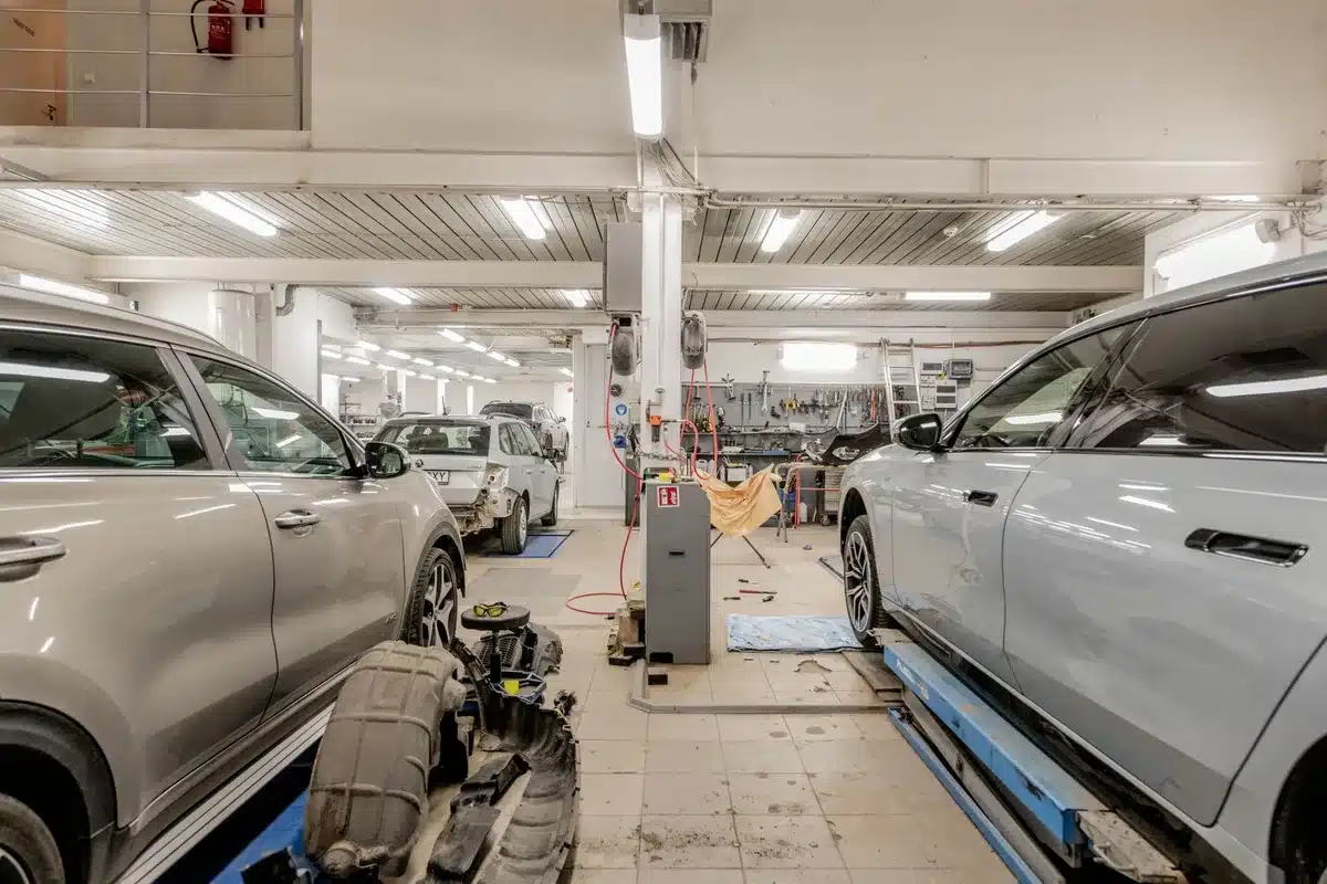 Monoposto da corsa danneggiata in officina con riparazioni improvvisate e strumenti sparsi