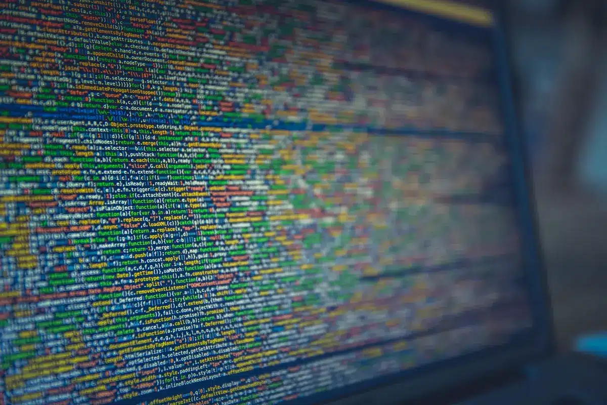 Schermo di computer con avviso di allarme generico e simboli di pericolo