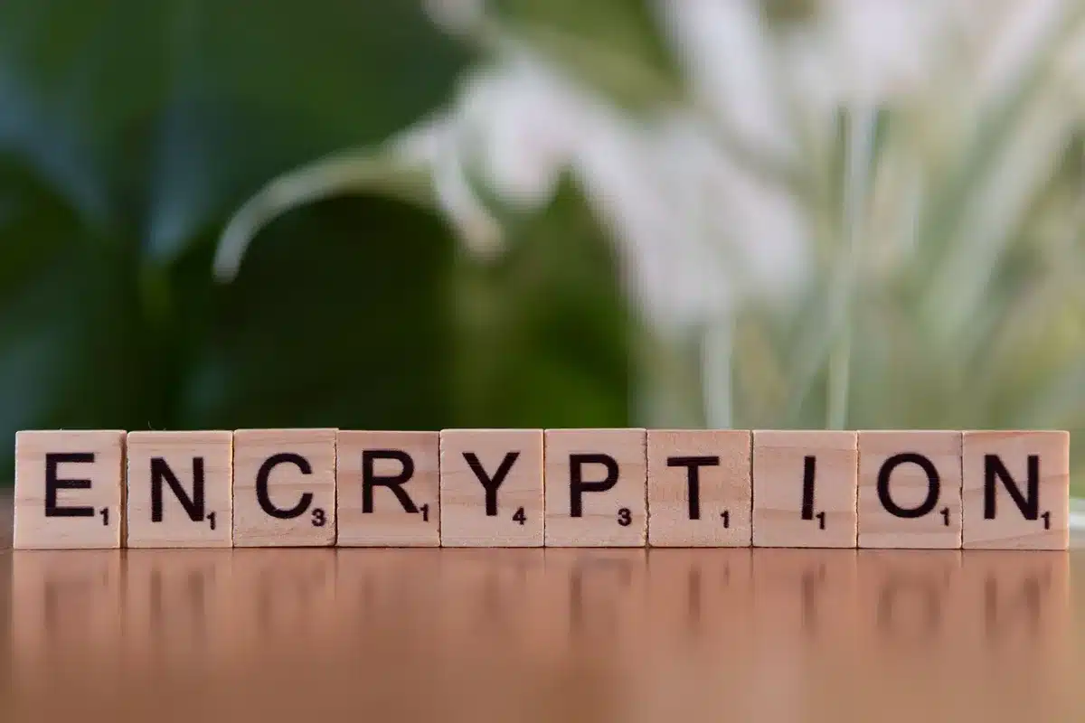 Simboli di privacy e protezione dati su schermo digitale