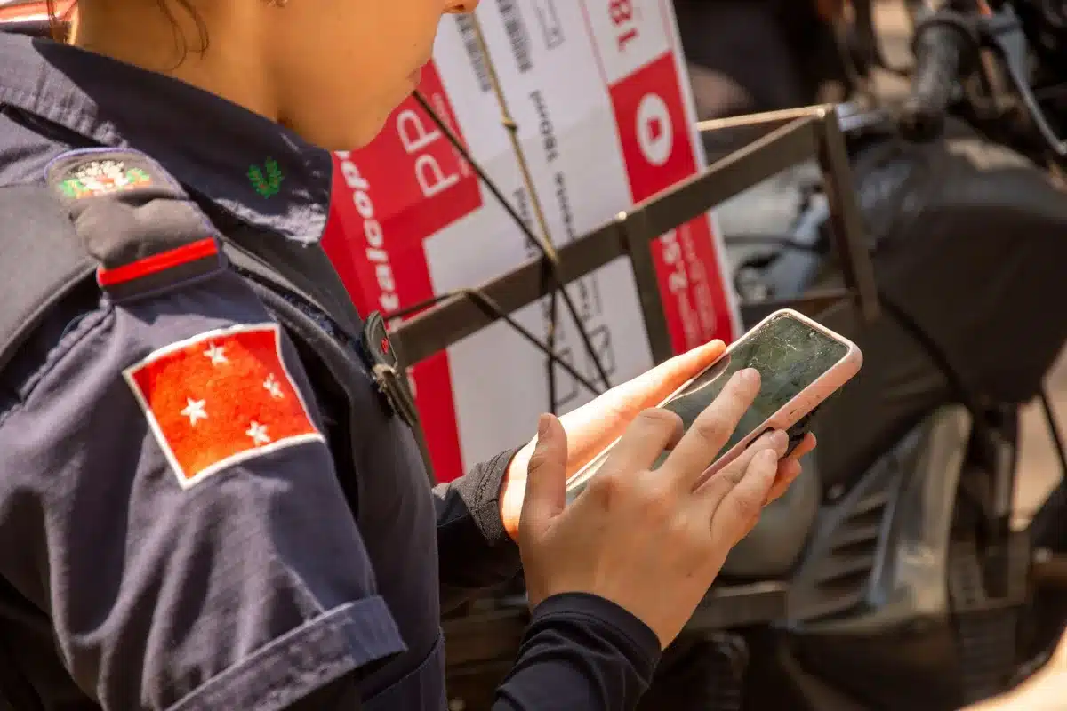 Persona che configura le impostazioni di notifica su uno smartphone