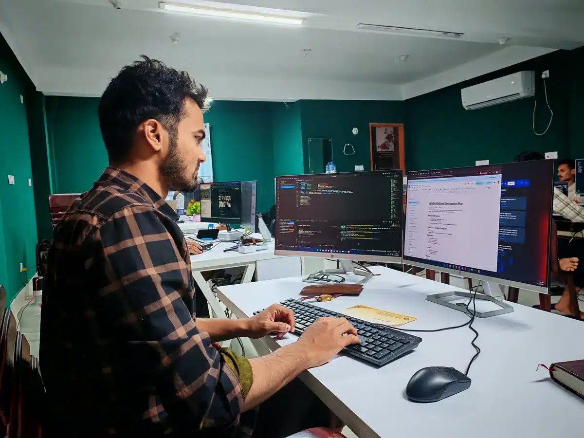Sviluppatori al lavoro su computer per sviluppare applicazioni