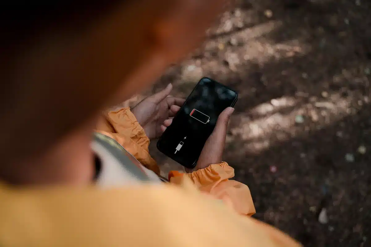 Schermo di uno smartphone che mostra consumo anomalo di batteria e comportamenti sospetti