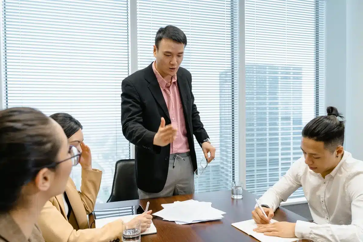 Riunione d'ufficio con persone che discutono di cambiamenti organizzativi