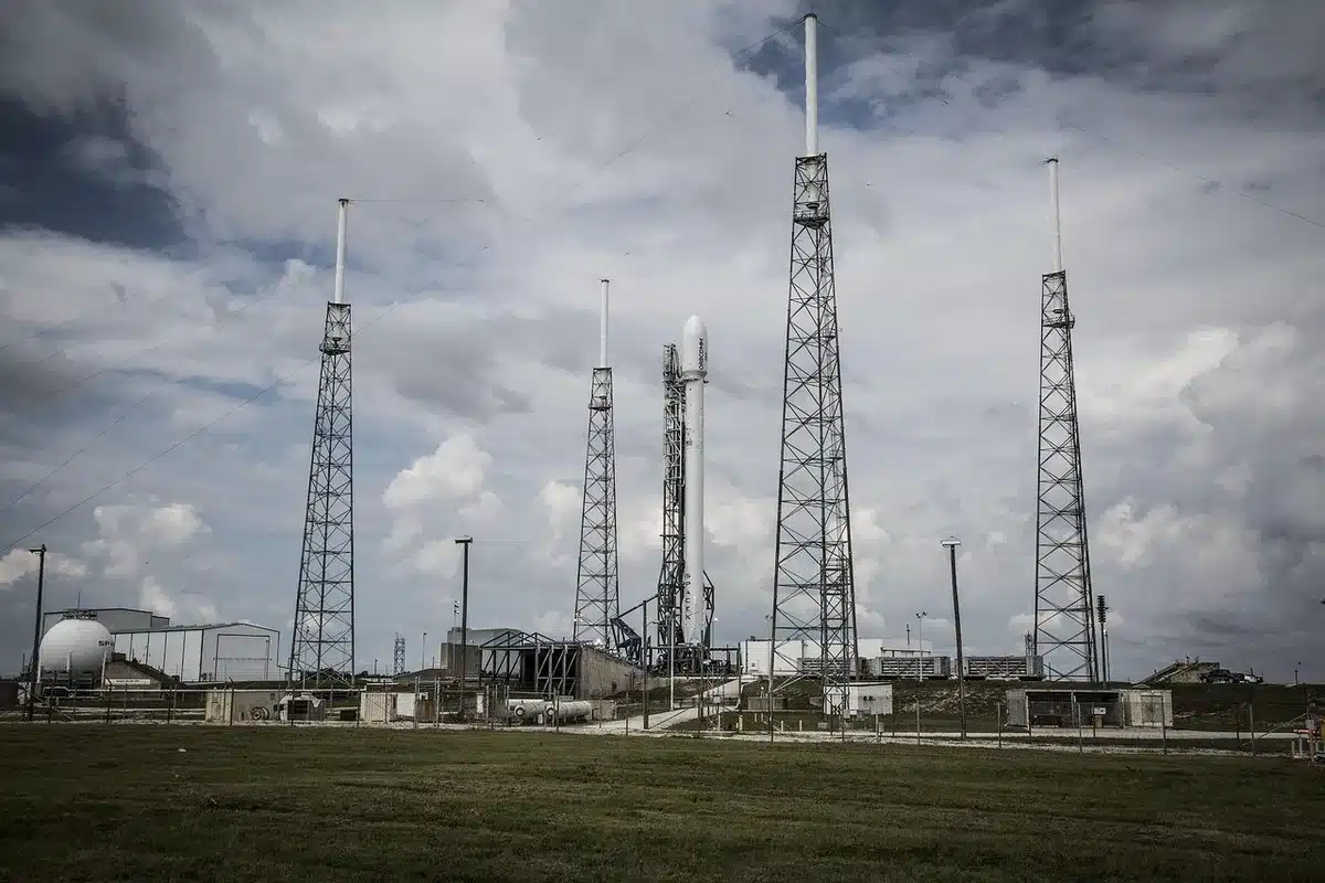 Razzo Ariane 6 in decollo dal spazioporto di Kourou, con plume di fumo bianco contro il cielo al tramonto