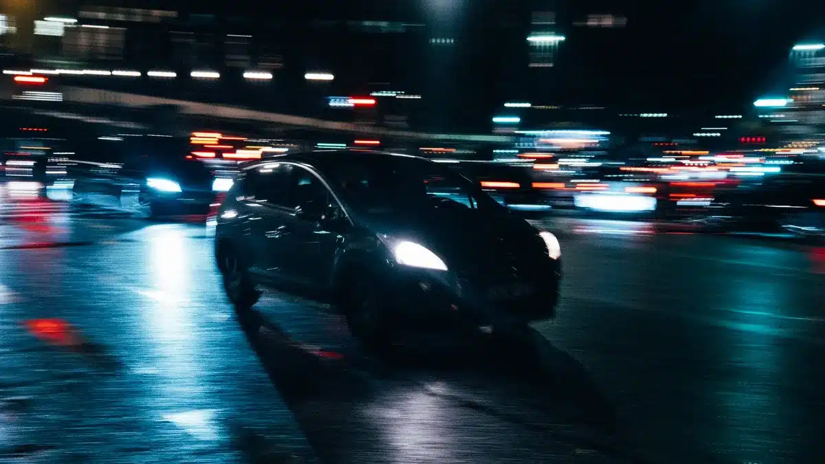 Auto full hybrid in circolazione urbana durante guida in città