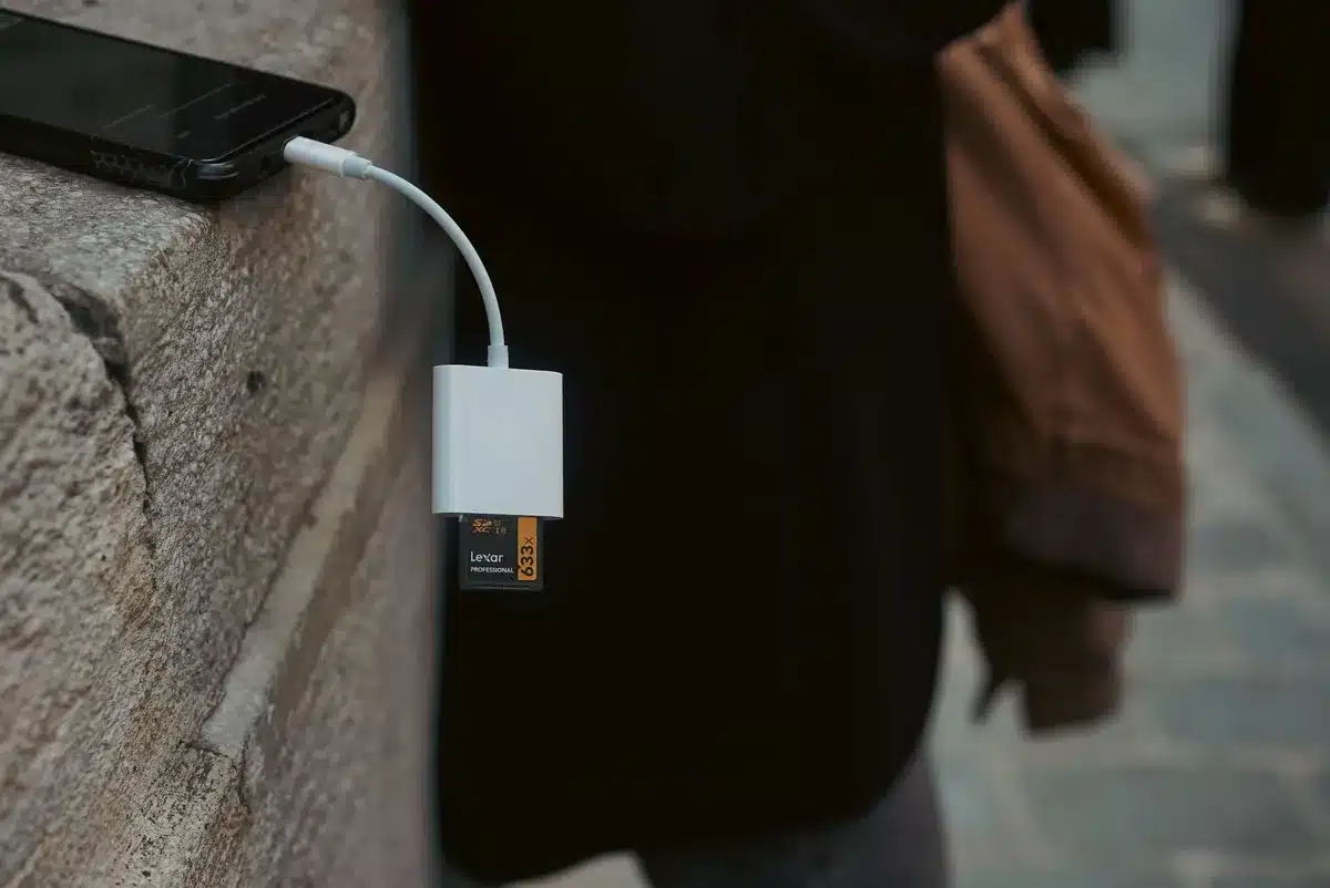 Schermo di smartphone con indicatore di memoria pieno e file di backup in accumulo