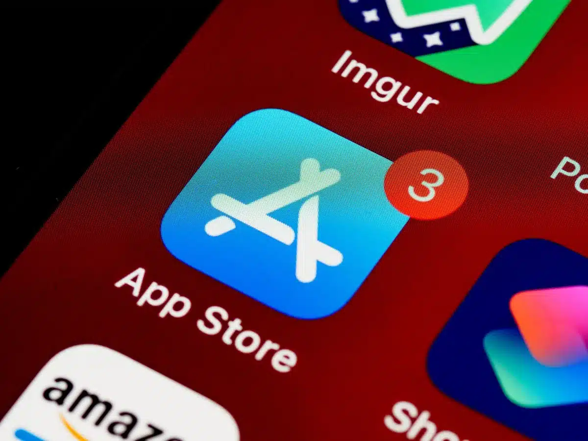 Persona che scarica un'app da uno store digitale su uno smartphone