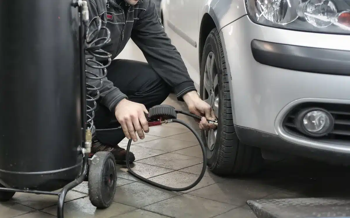 Pressione degli pneumatici di un veicolo controllata durante la manutenzione