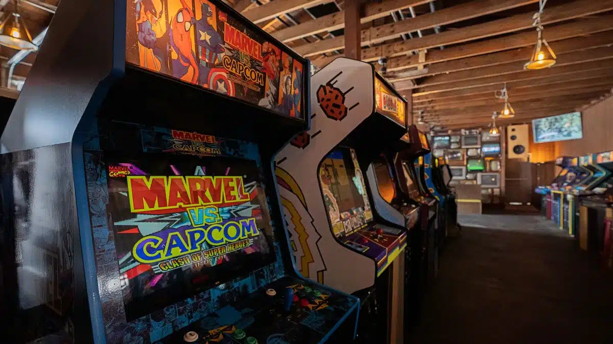 Un cabinato arcade vintage degli anni Settanta con schermo e comandi originali