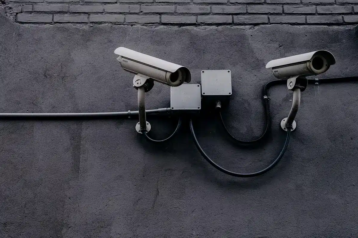 Simboli di preoccupazione per diritti digitali e sorveglianza di massa
