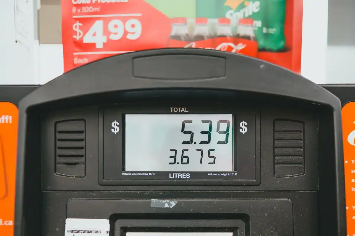 Display digitale con i prezzi dei carburanti presso una stazione di servizio