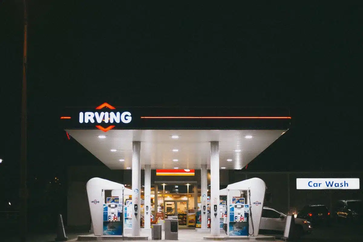 Diverse pompe di carburante con insegne di differenti marche presso una stazione