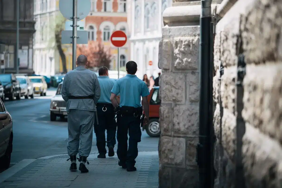 Uomo che esce dal carcere verso la libertà