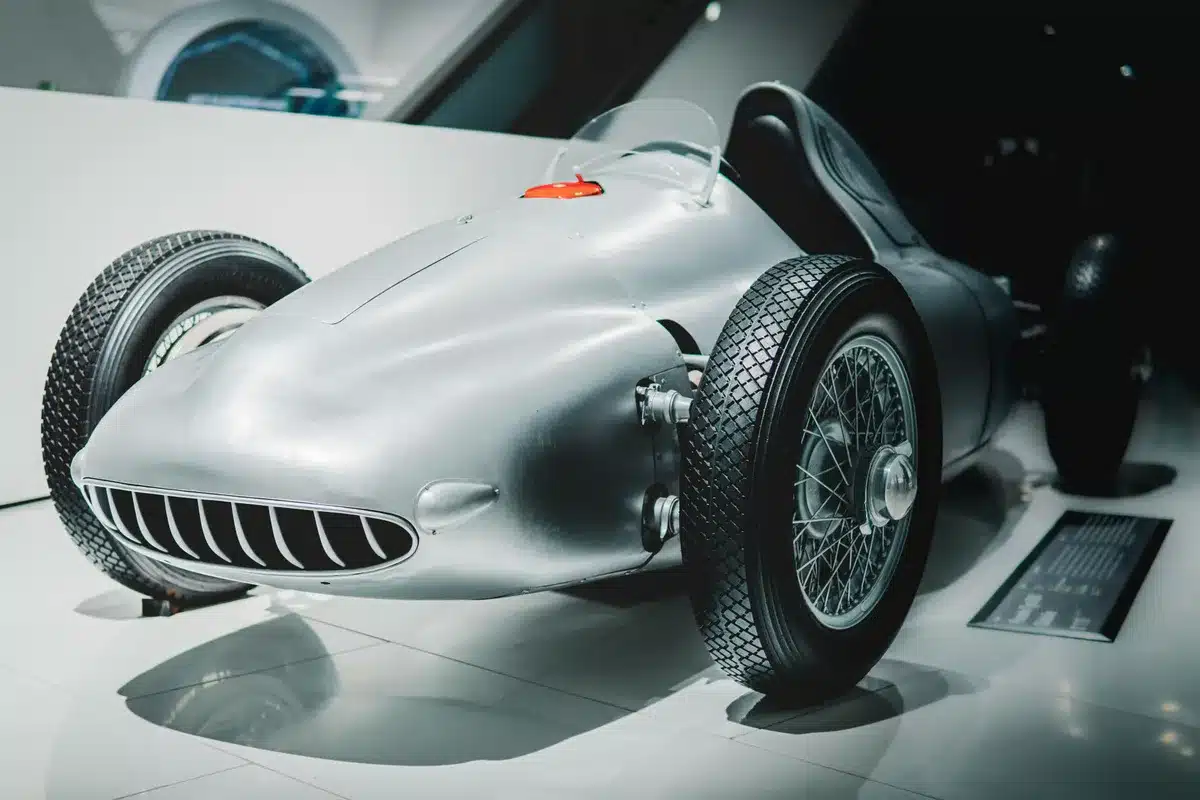 Una Duesenberg SSJ esposta durante una competizione automobilistica d'epoca