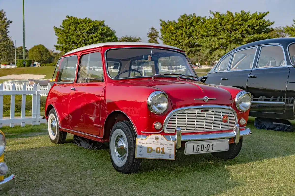Auto d'epoca parcheggiate al tramonto su un fairway di golf con vista sull'oceano
