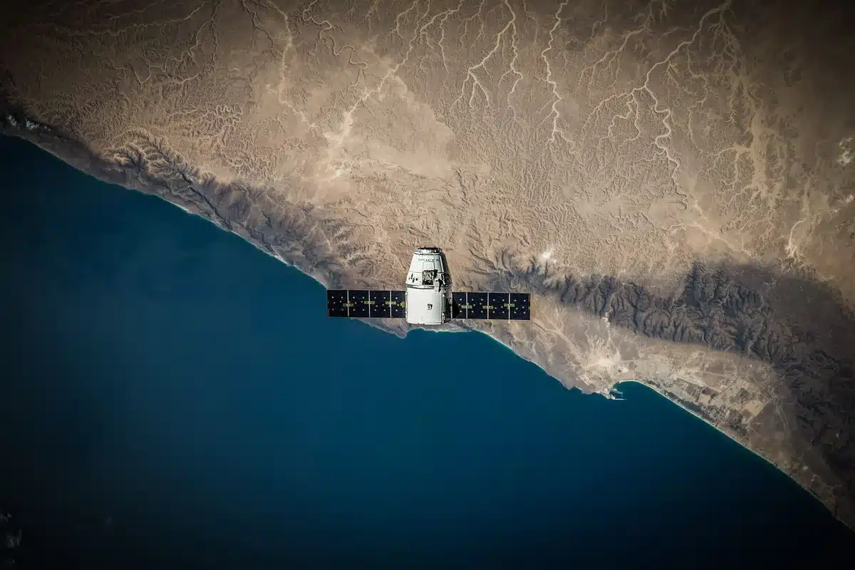 Vista della Terra da un satellite in orbita molto bassa con atmosfera visibile