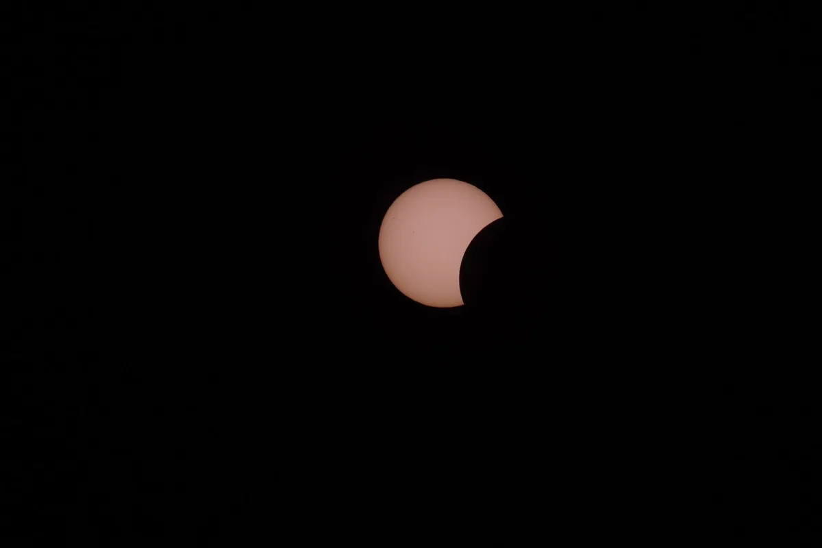 Osservatore che indossa occhiali certificati ISO per l'osservazione sicura del sole