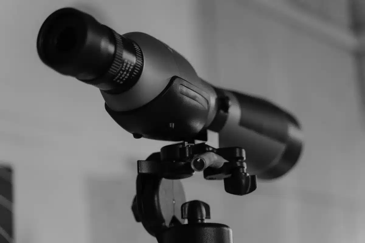 Attrezzatura fotografica e filtri per fotografare un'eclissi solare in sicurezza