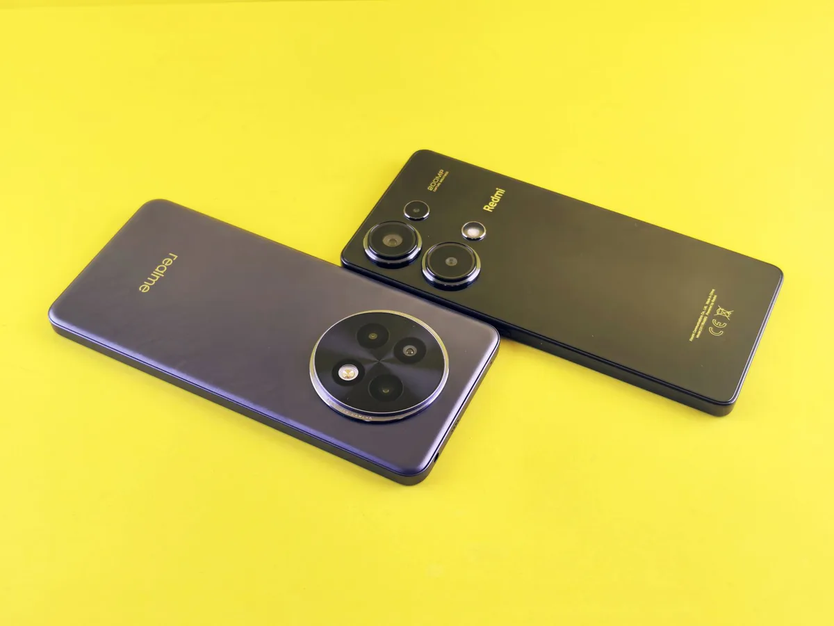 Schermo di uno smartphone che mostra due versioni della stessa foto confrontate side-by-side, una elaborata e una origin