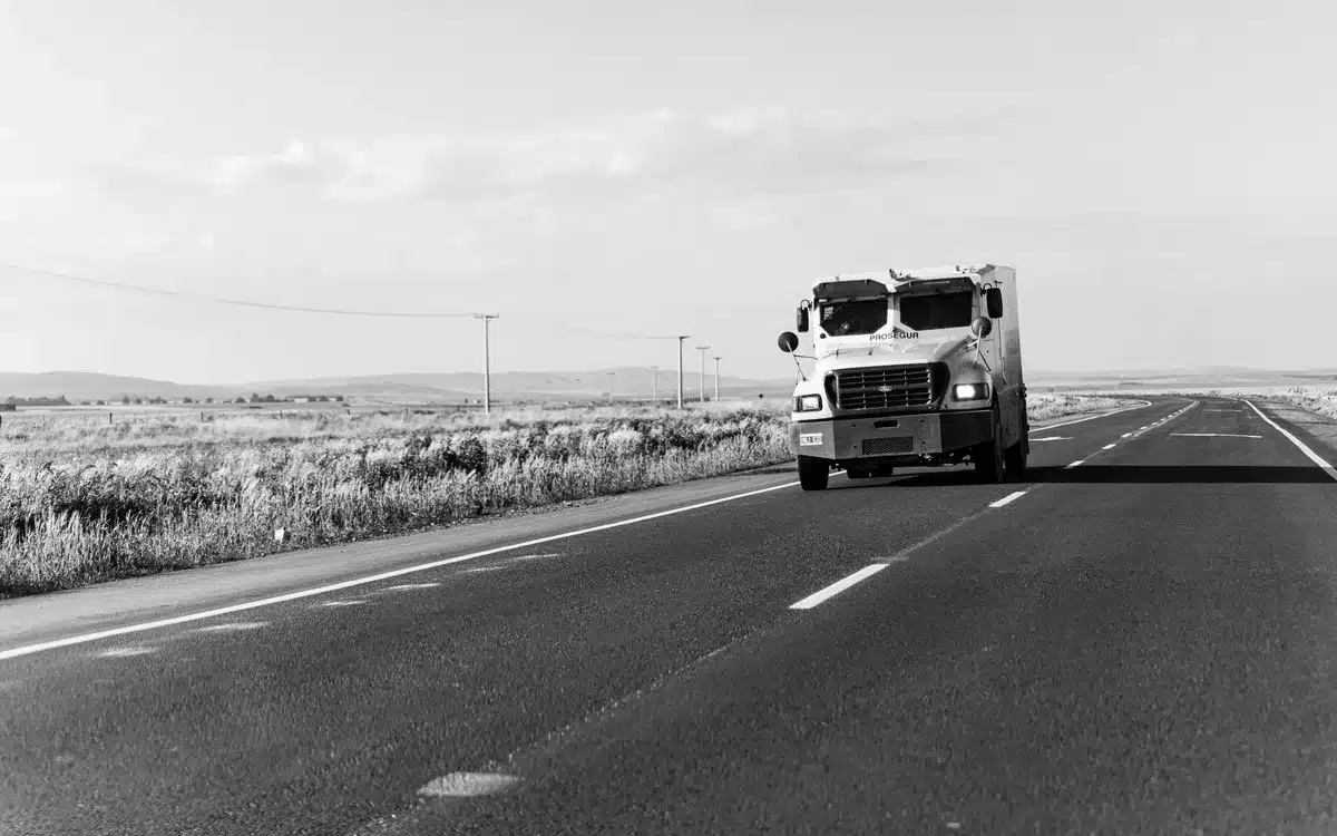Camion di trasporto su autostrada con sistemi di sicurezza visibili