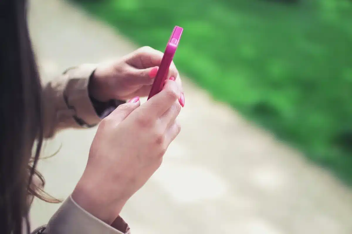 Persone che condividono notizie su social media da smartphone