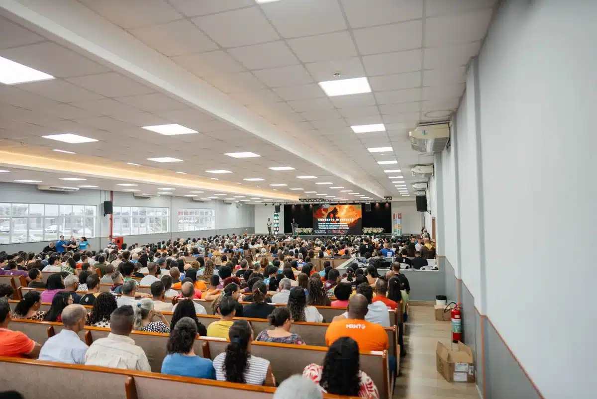 Palco di presentazione gaming convention con pubblico